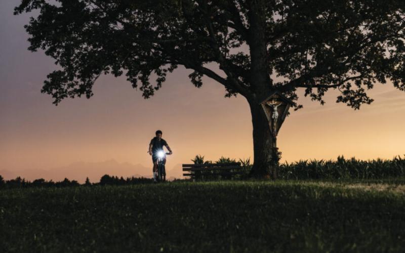 <p>De herfst is een prachtig seizoen om te fietsen, vooral met een e-bike. De frisse lucht, de kleurenpracht van vallende bladeren en rustige wegen zorgen voor de perfecte setting om eropuit te trekken. Echter, de herfst brengt ook uitdagingen met zich mee, zoals natte wegen en kortere dagen. Om veilig en comfortabel op je e-bike te blijven rijden, is goed onderhoud essentieel. In deze blog delen we praktische tips voor het onderhoud van je e-bike in de herfstmaanden en hoe je optimaal kunt genieten van je ritten.</p>
